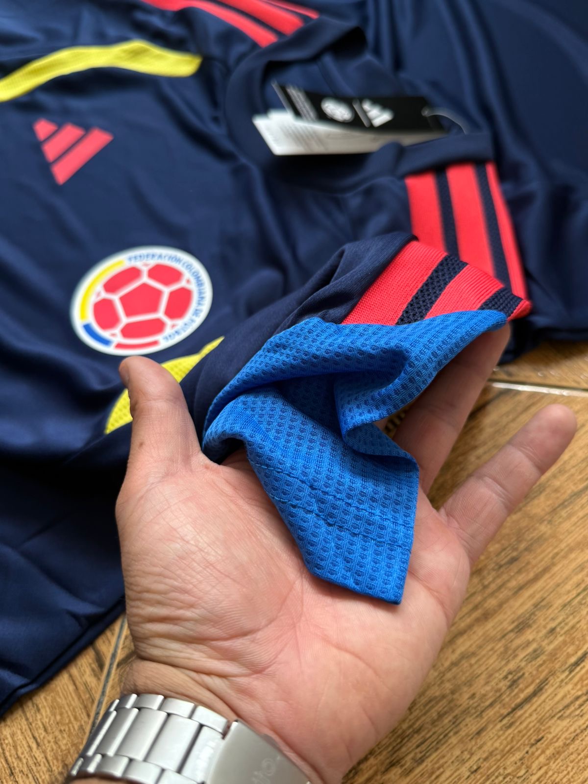 Camiseta Entrenamiento Colombia 2026 Camiseta_de_entrenamiento_de_la_Selecci_n_Colombia_2026_detalles | Velocity Savage - Ropa Deportiva de Fútbol en Colombia