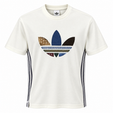 Camiseta branca da Adidas Originals com trevo de retalhos de tecido e listras azul-marinho nas laterais