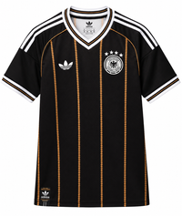 Frente da camisa preta terceira da Alemanha 2026 de despedida, com listras de losangos dourados, trevo da Adidas e escudo de quatro estrelas