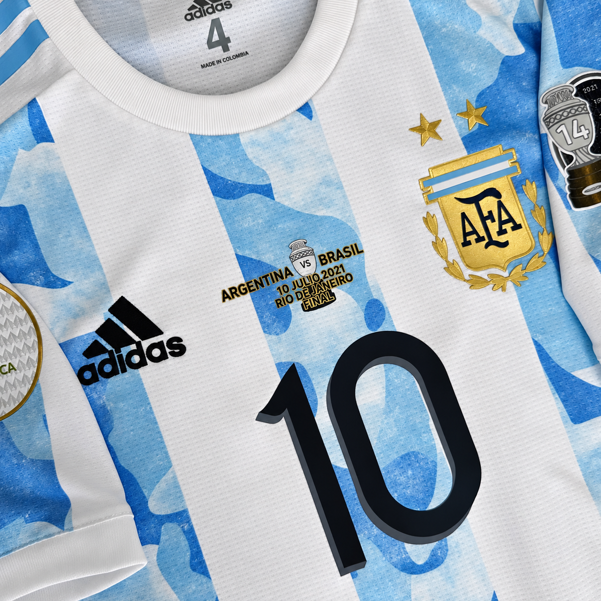 Detalhe do peito da camisa da Argentina 2021: escudo da AFA, o 10 e a inscrição da final