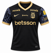 Camiseta de Atlético Nacional 2025 negra con cuello y puños dorados, betsson y Postobón en dorado y mangas con patrón geométrico