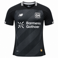 Frente de la camiseta negra del Bayer Leverkusen europea 2026-27, con bandas diagonales en tono y patrocinador Barmenia Gothaer