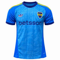 Camiseta alternativa de Boca Juniors 2026 de Adidas celeste, con cuadros en relieve, rayas amarillas en los hombros y betsson al pecho