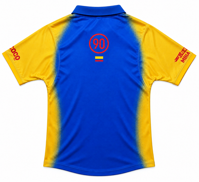 Espalda de la camiseta Colombia Total 90 con el 90 en rojo y la bandera de Colombia