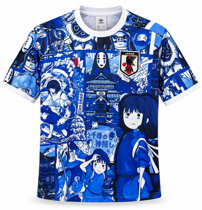 La camiseta azul de Japón con escenas de anime vista de frente, con el escudo de la JFA