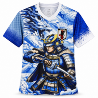 Camiseta de Japón con un samurái de armadura azul con su espada y un dragón entre las olas