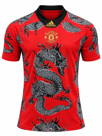 Camiseta Manchester United roja con dragón negro y blanco estampado