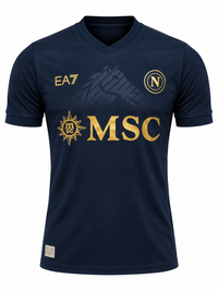 Camiseta del Napoli azul marino, con el Vesubio en relieve y el logo de MSC en dorado