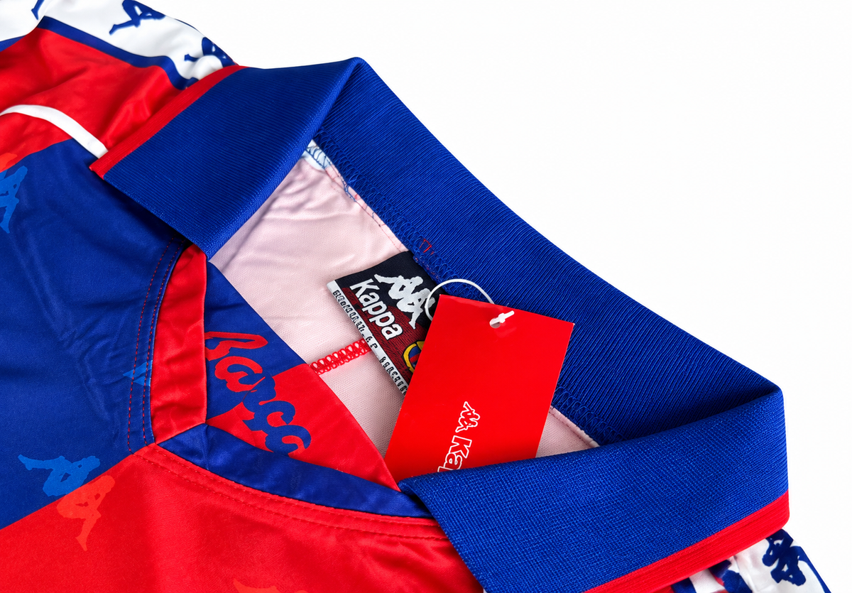 Detalle del cuello azul de la camiseta retro del Barcelona 1996-97 con la etiqueta de Kappa