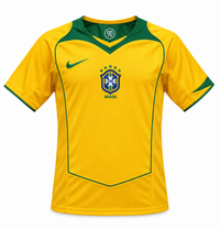 Camisa retrô amarela do Brasil 2004 com gola verde, o 90 da Total 90 e o escudo da CBF