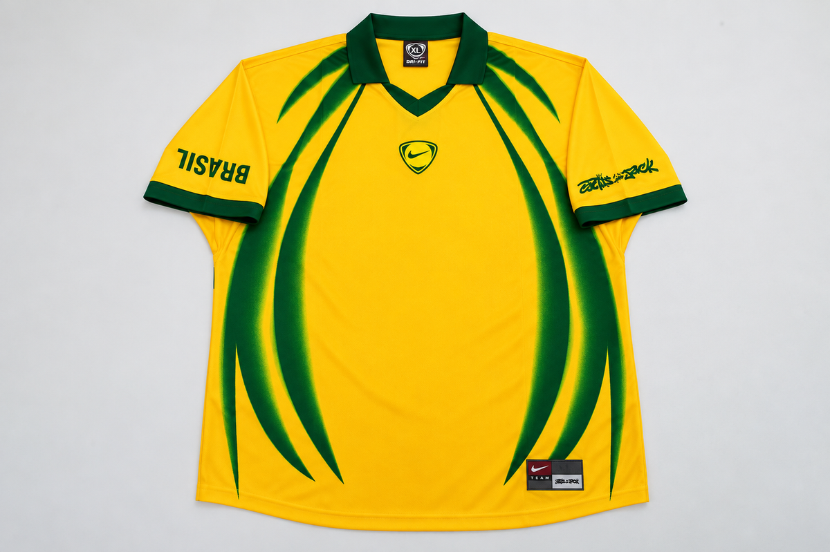 Camiseta retro amarilla con trazos verdes que bajan desde los hombros, cuello polo verde y la palabra Brasil en la manga