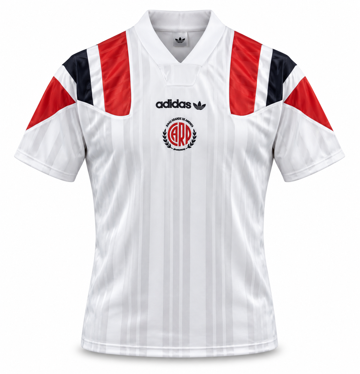 Camiseta retro de River Plate blanca de Adidas con hombros rojos y negros y el escudo con laureles de El más grande de América