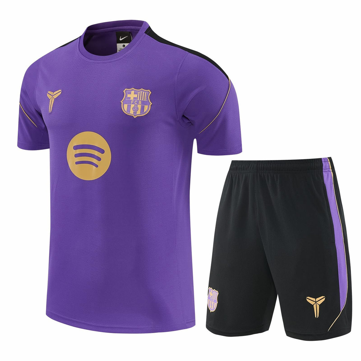 Camisa roxa de treino do Barcelona com escudo e Spotify em dourado, ao lado do calção preto com faixa roxa