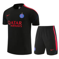 Camisa preta de treino do PSG com Qatar Airways em vermelho e frisos vermelhos nas mangas, ao lado do calção preto