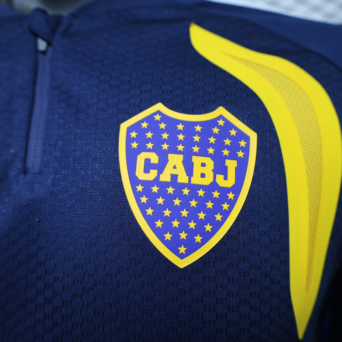 Escudo de Boca Juniors al pecho del fleece azul oscuro