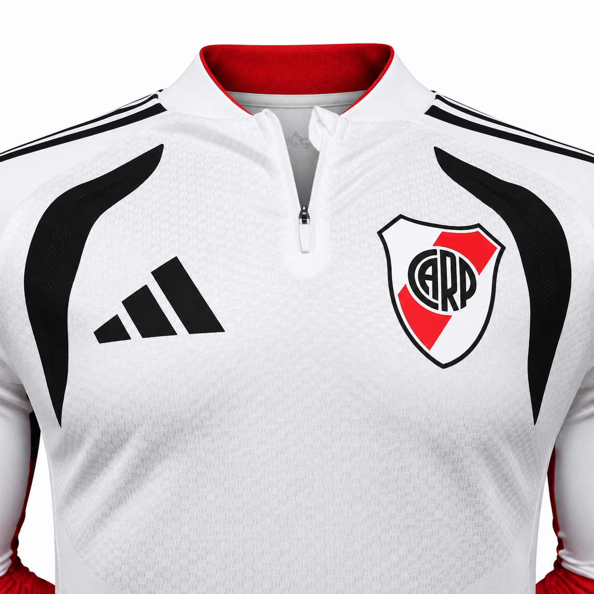 Detalle del pecho del fleece blanco de River Plate, con el escudo y las tres barras de Adidas en negro