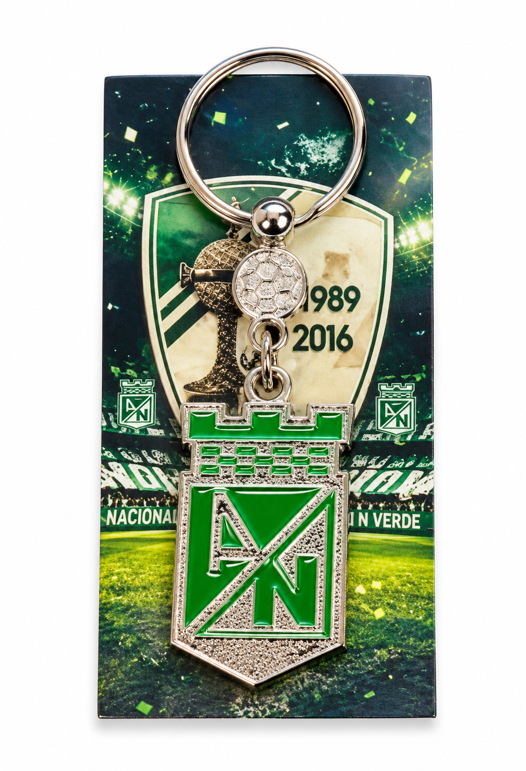 Llavero de Atlético Nacional con el escudo verde y plateado, argolla y dije de balón