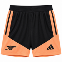 Calção preto do Arsenal com painéis laranja na barra, três listras pretas nas laterais, canhão e logo da Adidas