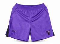 Calção roxo do Barcelona com painéis pretos e logo do Kobe, escudo e o logo da Nike