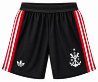 Pantaloneta negra de Flamengo con el escudo de remo y ancla y franjas rojas y blancas