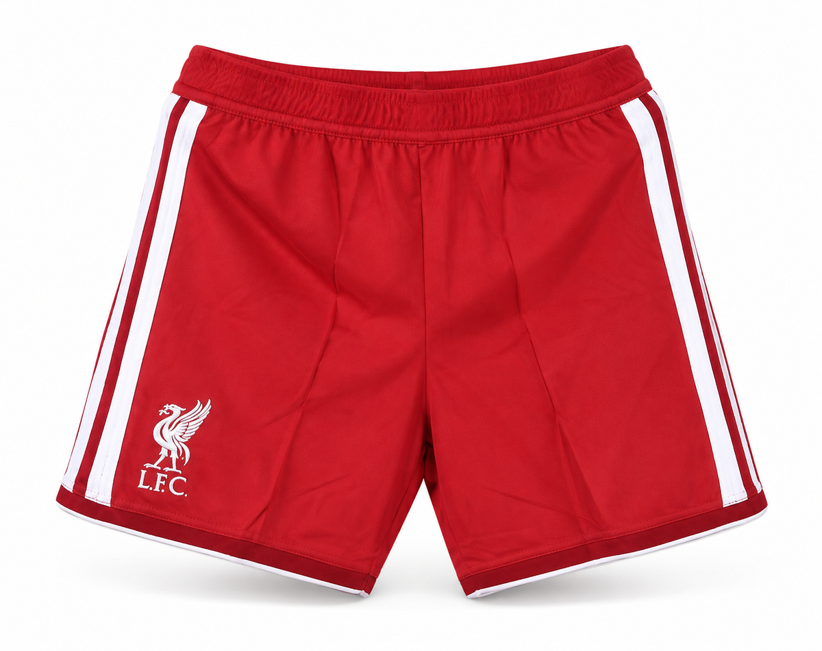 Calção vermelho do Liverpool com três listras brancas e LFC, escudo e o logo da Adidas