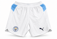 Pantaloneta blanca del Manchester City con detalles celestes en la cintura, escudo y el logo de Puma