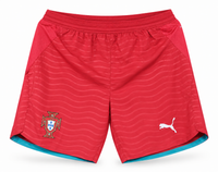 Calção vermelho de Portugal com textura de ondas e forro verde-água, escudo e o logo da Puma