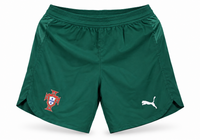Calção verde de Portugal com verde-garrafa com corte curvo, escudo e o logo da Puma