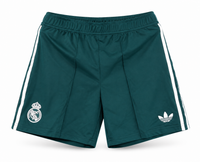 Pantaloneta verde oscura del Real Madrid con tres rayas blancas y trébol, escudo y el trébol de Adidas