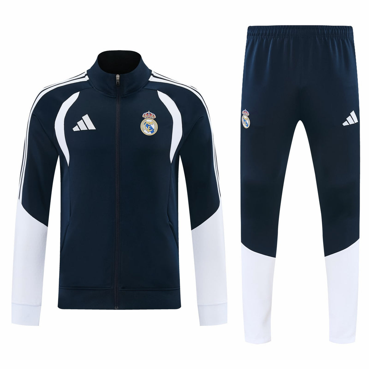 Conjunto de sudadera de presentación del Real Madrid: chaqueta azul oscuro con mangas y paneles blancos y tres franjas en el hombro, y pantalón azul y blanco