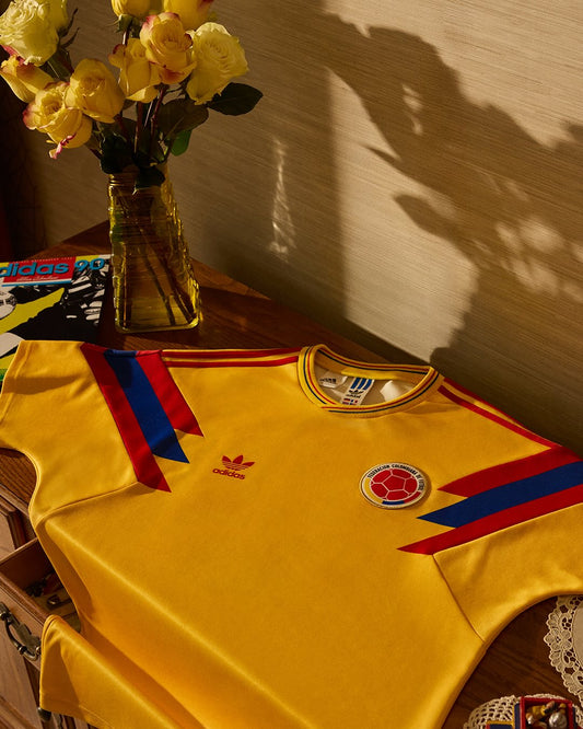 Camiseta Retro Selección Colombia 1990 roja en tela transpirable estilo vintage Adidas Italia 90.