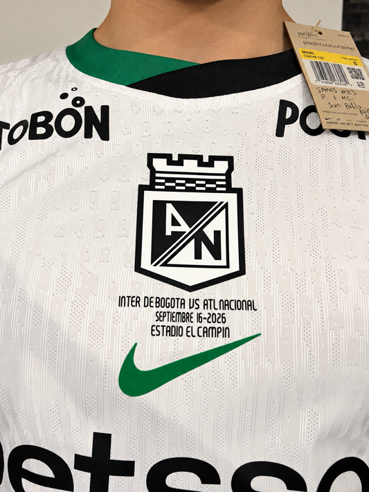 Camisa do Atlético Nacional com a inscrição do jogo estampada embaixo do escudo: Inter de Bogotá vs Atl. Nacional, 16 de setembro de 2026, Estádio El Campín