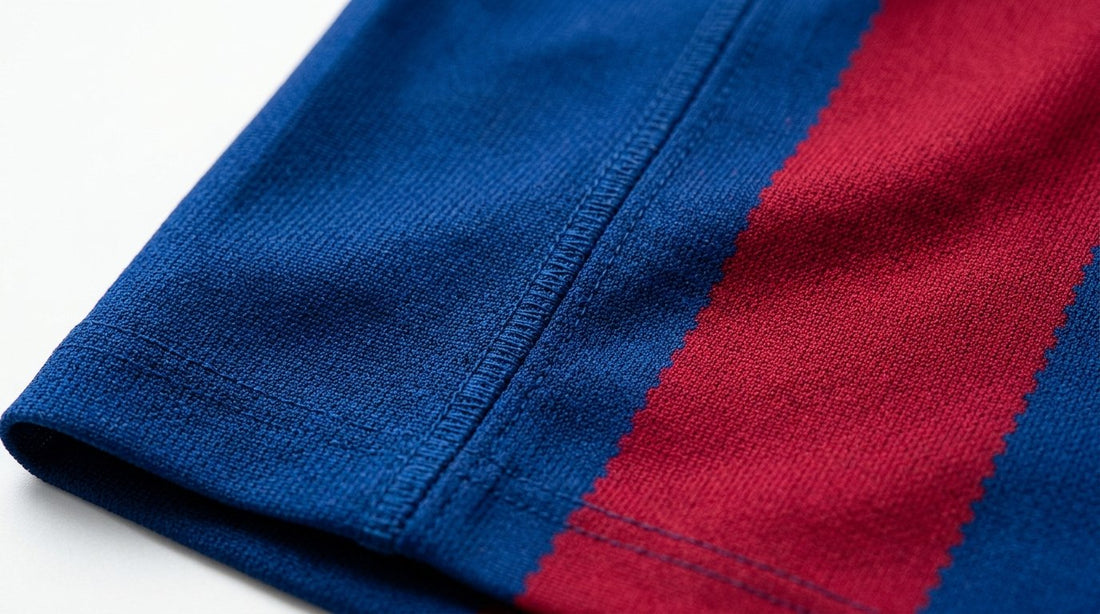 Primer plano de la tela de una camiseta de fútbol azulgrana: costura y franja, calidad 1:1