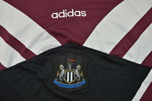 Buzo Retro Newcastle 1996/97 Entrenamiento Buzo_retro_del_Newcastle_United_1996 | Velocity Savage - Ropa Deportiva de Fútbol en Colombia
