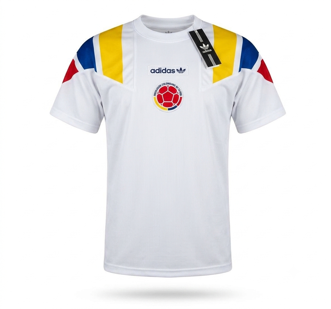 Camiseta Colombia EQT Blanca 2026 de frente en plano detalle de estilo urbano futbolero premium