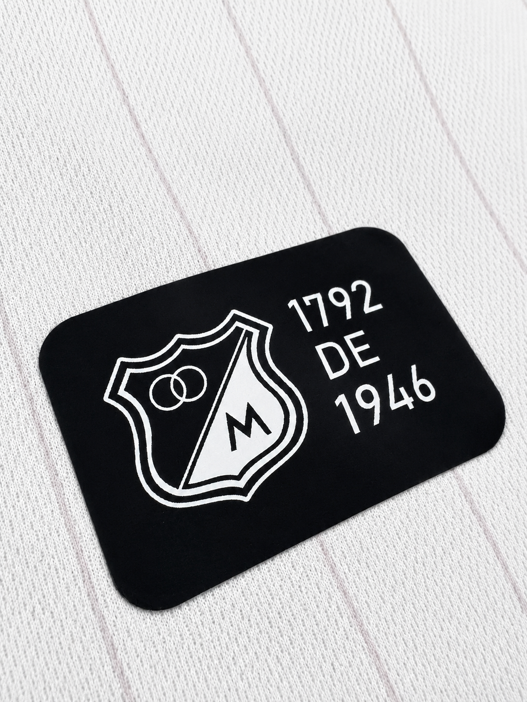 Camiseta Millonarios 80 años edición especial con escudo bordado