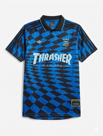 Camiseta Thrasher Adidas Argentina de frente en plano detalle urbano premium