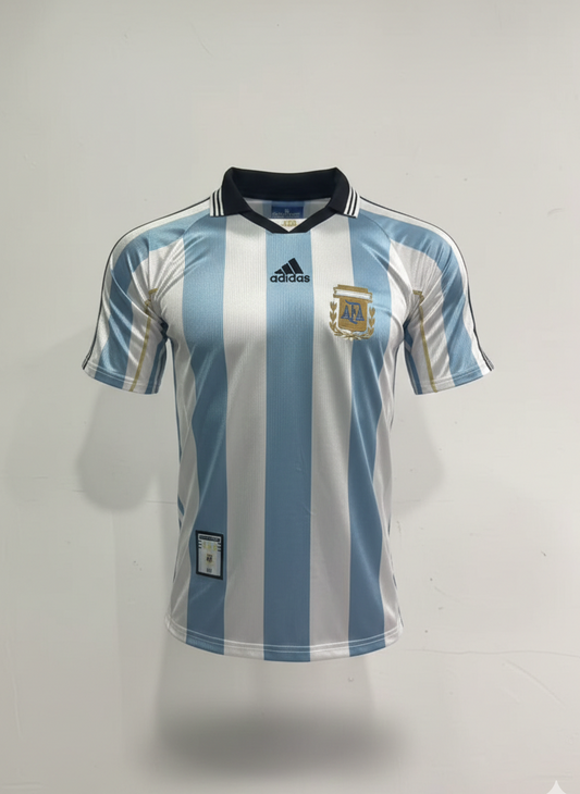 Camiseta de la Selección Argentina temporada 1998, diseño local a rayas celestes y blancas con cuello polo negro y tela de poliéster retro.