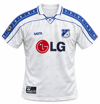 Camiseta retro blanca de Millonarios 2000 con franjas azules, marca Saeta y LG al pecho, foto de estudio