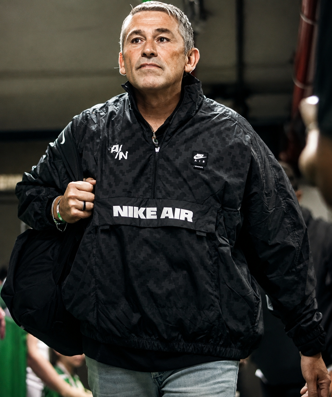 Chaqueta Nike Air: actitud urbana y estilo premium