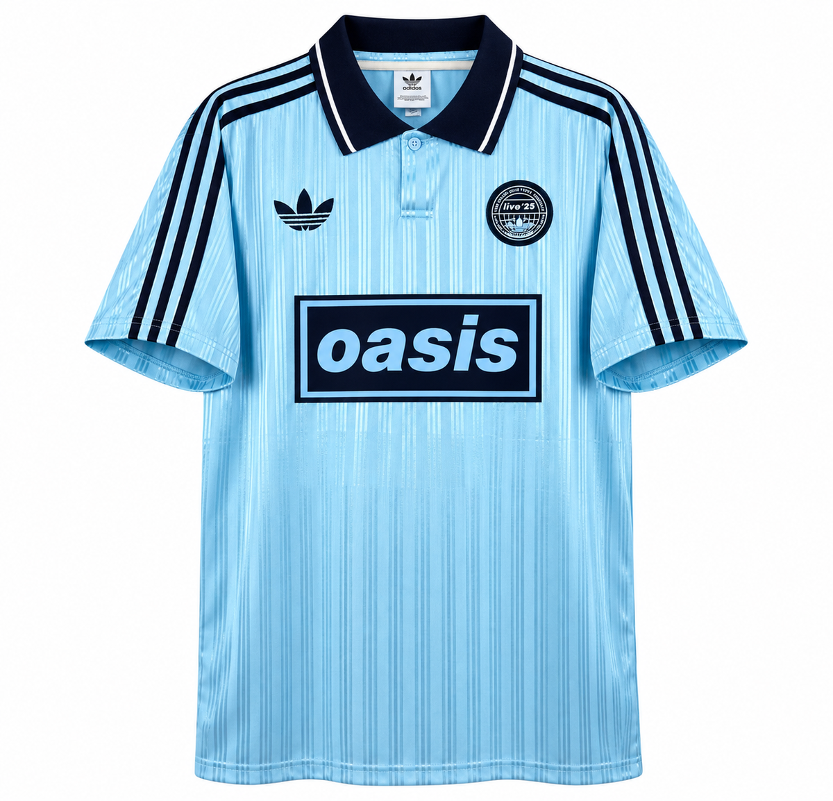 Camisa celeste Oasis x Adidas Tour 3 Rayas, com gola e listras em azul-marinho e a caixa do logo Oasis em azul-marinho no peito