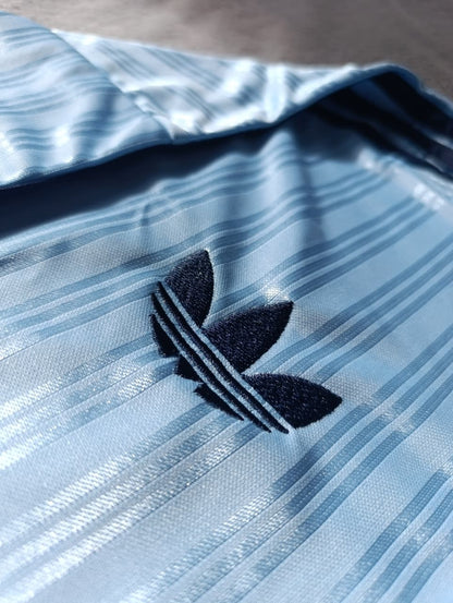 Camiseta Oasis X Adidas Tour 3 Rayas