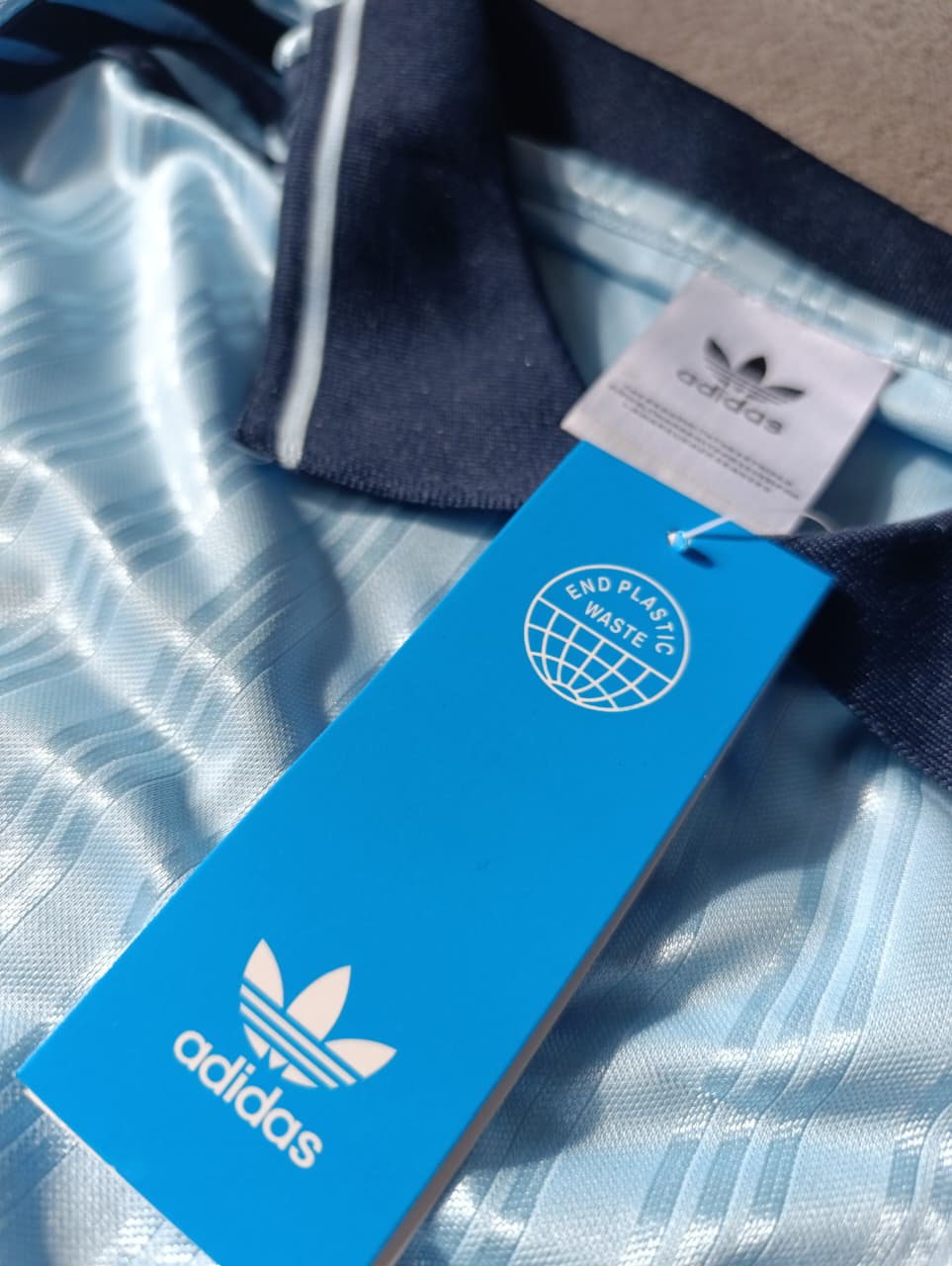 Camiseta Oasis X Adidas Tour 3 Rayas