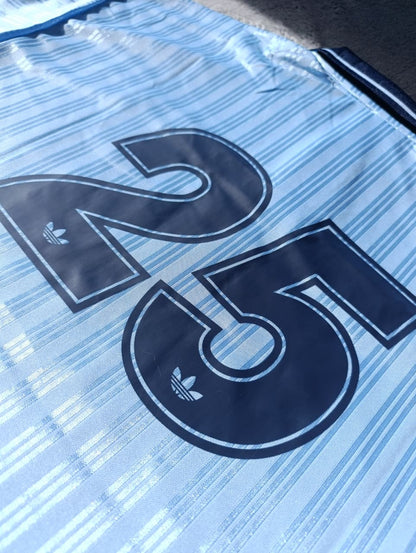 Camiseta Oasis X Adidas Tour 3 Rayas