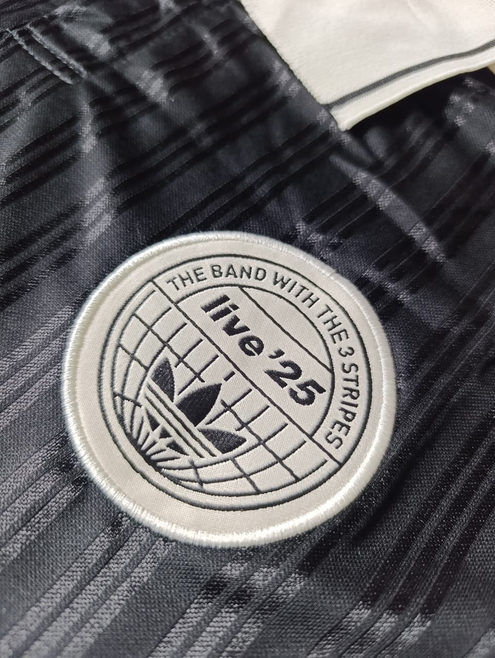 Camiseta Oasis X Adidas Tour 3 Rayas