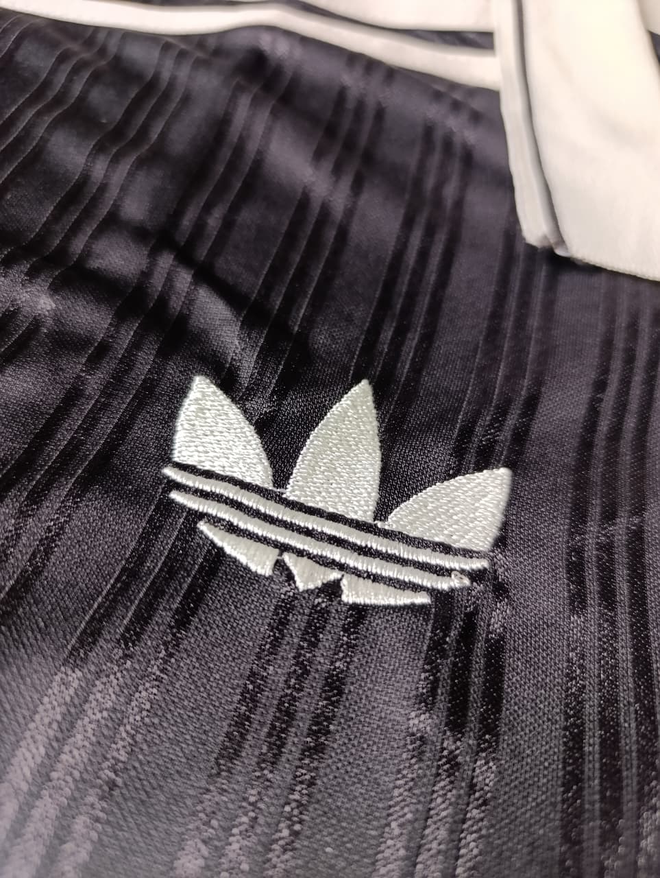 Camiseta Oasis X Adidas Tour 3 Rayas