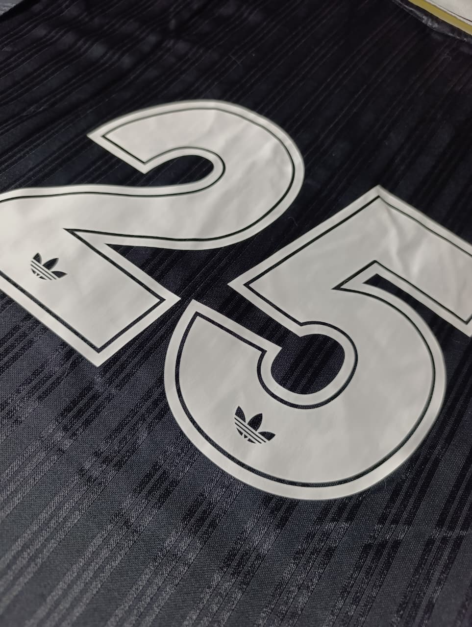 Camiseta Oasis X Adidas Tour 3 Rayas