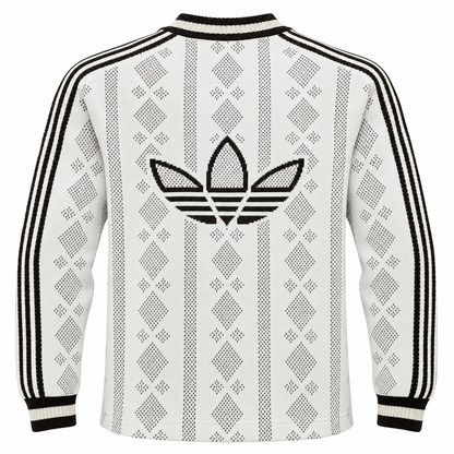 Espalda del buzo tejido blanco de Adidas Originals con el trébol grande en negro