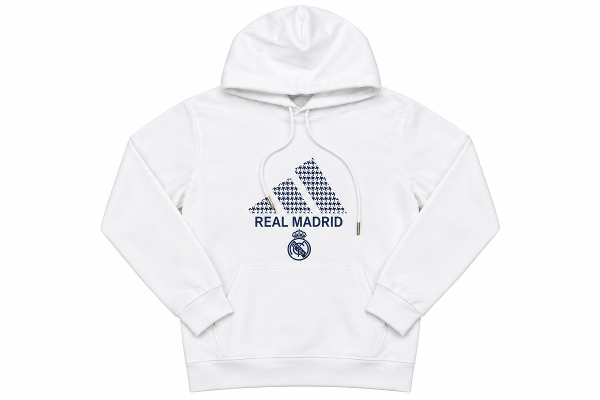 Hoodie blanco del Real Madrid con el logo de Adidas en pata de gallo, REAL MADRID y el escudo al pecho