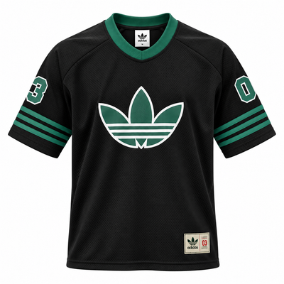 Camiseta preta da Adidas Originals com trevo verde, gola V verde e o 03 nas mangas
